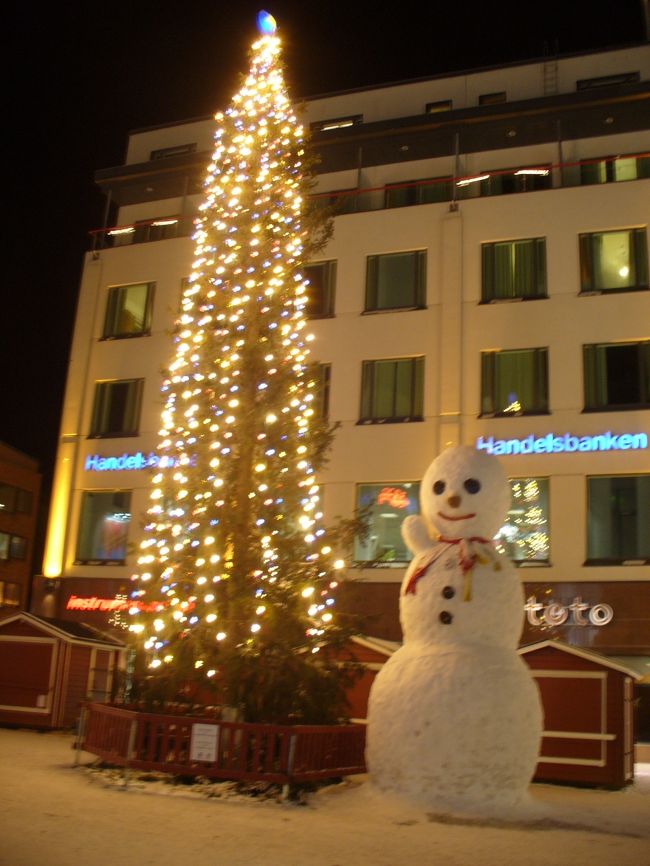 続いてサンタクロースの街ロヴァニエミにて。<br />ロヴァニエミのメインストリートにあったツリー＆雪だるま。