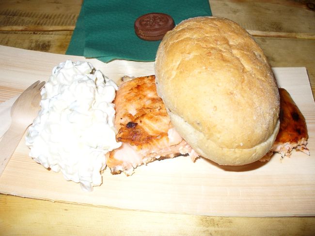 サンタクロース村にて食べたサラダ、パン付のサーモン。脂がのってて美味しいサーモンでした♪