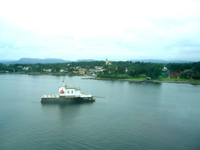 海岸すれすれまで別荘のようなお洒落で可愛い家が建っている。<br />真ん中に浮いているのは船ではなく家！