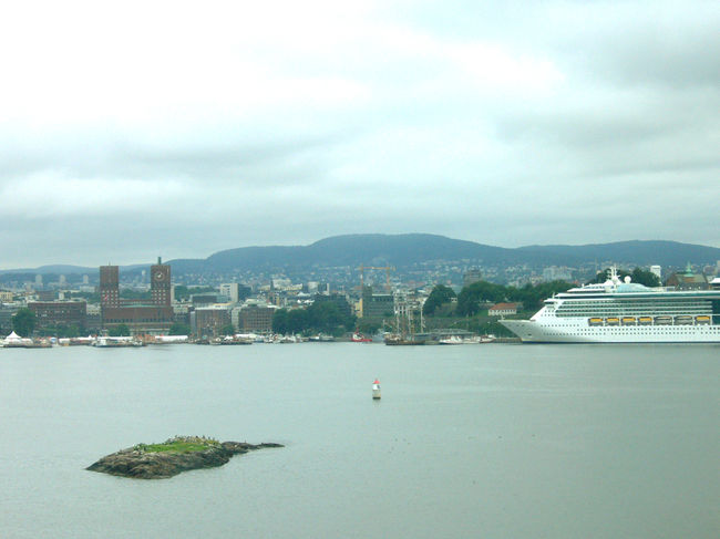 オスロの町が見えてきた。<br />大きな船。左側に市庁舎の建物。