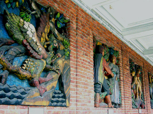 入り口の壁にはカラフルな木彫り！<br />内部のホールなどにもノルウェーのアーティストの作品で飾られているという。残念ながら観光は外側だけ。<br />　　<br />