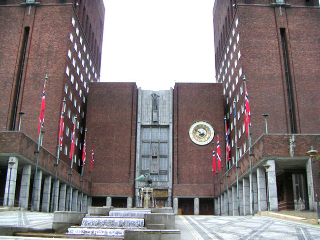 市庁舎<br />早速、バスで市内見学へ。<br />市庁舎は船からも見えた煉瓦造りの大きな建物。ノーベル平和賞の受賞会場として知られているそうだ。