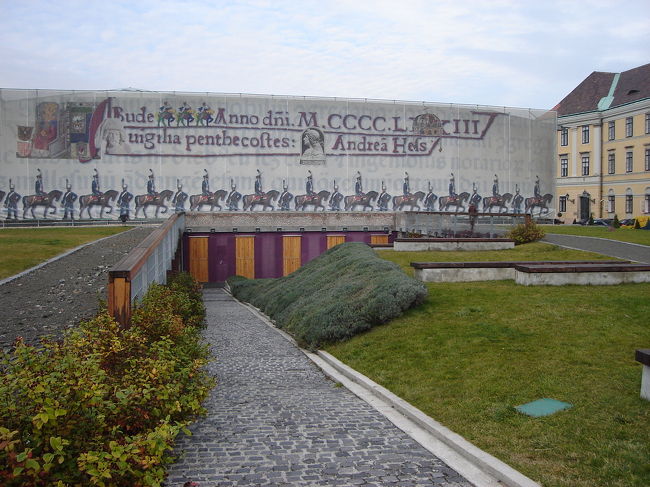 ブダ王宮の入り口？の反対側です。改修中？おしゃれなシートが掛かっていました。