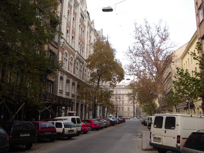 郵便貯金局前の通りです。ここにもおしゃれ建物が・・・