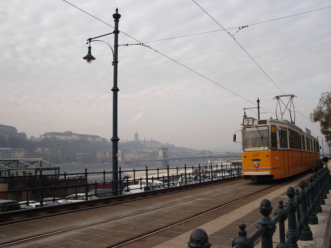 タイトル「ドナウ川と路面電車」