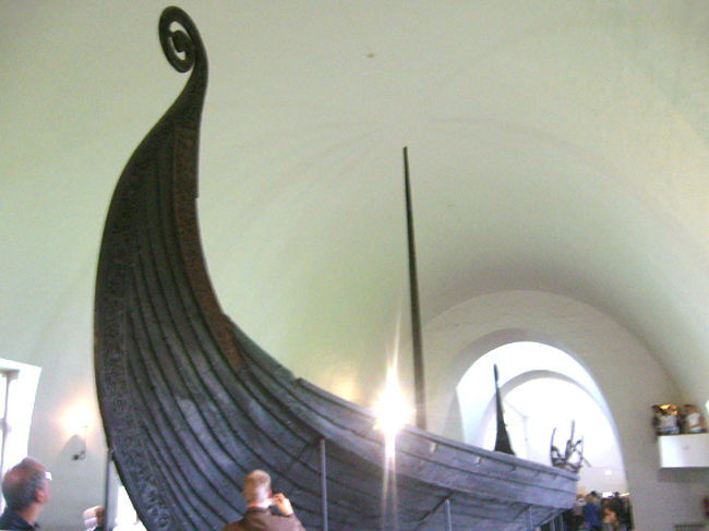 ヴァイキング船博物館<br />郊外のヴァイキング船博物館には３隻の古いヴァイキング船が展示してあった。<br />船首には見事な彫刻！<br />それも龍・・こんな船で中国あたりまで行ってたってことだ。
