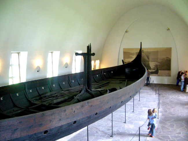 何と１３００年も昔の木の船！土の中でよく腐らなかったものだと・・。黒光りしている木はがっしりと頑丈に作られていた。<br /><br />