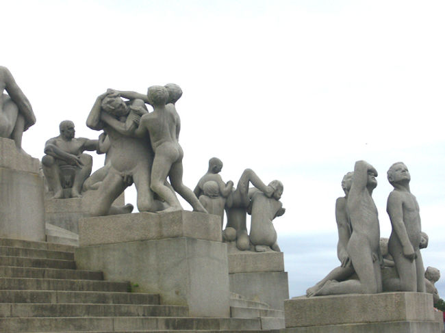 塔の周りにも、それぞれ意味がありそうな彫刻。<br />ひとつひとつ見ていると、ストーリーが想像され面白かった。