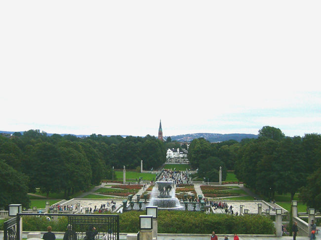 バラなどの花が咲き乱れ、池もある広い公園で、もっとじっくり見たい所だったのに、ツアーは自由時間も無く、ショップにもトイレにも寄らずバスへ。不満！