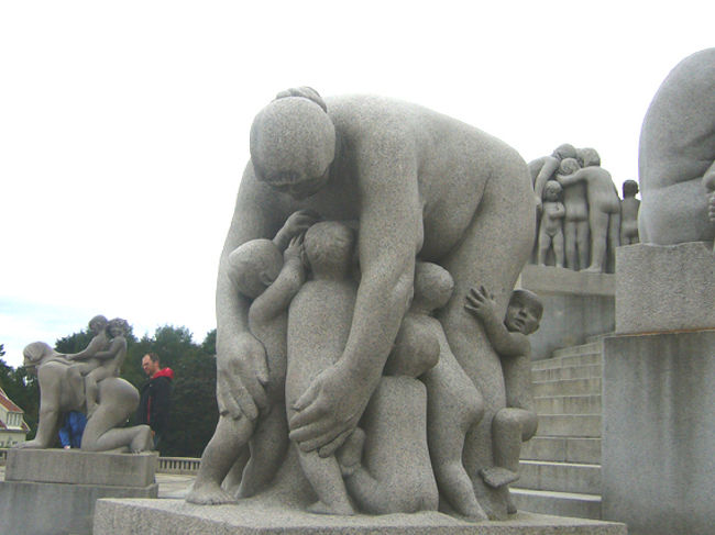 これは子ども達を守る母親・・ってとこかな？