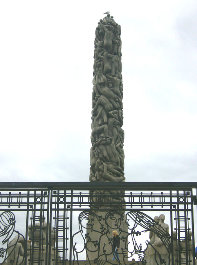 中央に立っているモノリスの塔（人間の塔）は下のほうに老いた者、弱い者が。上のほうに元気のいい若者が・・と何と１２１人の老若男女が絡み合って塔を形成して、社会のしくみがテーマ。<br />