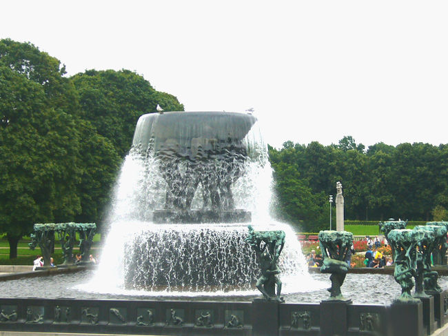 人間の像が持ち上げている大きな噴水の周りの彫刻は女の一生がテーマで、順を追って表されていた。<br />