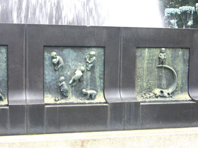 女の一生のレリーフの一部。<br />死を迎え、屍から新しい命が誕生するところ。