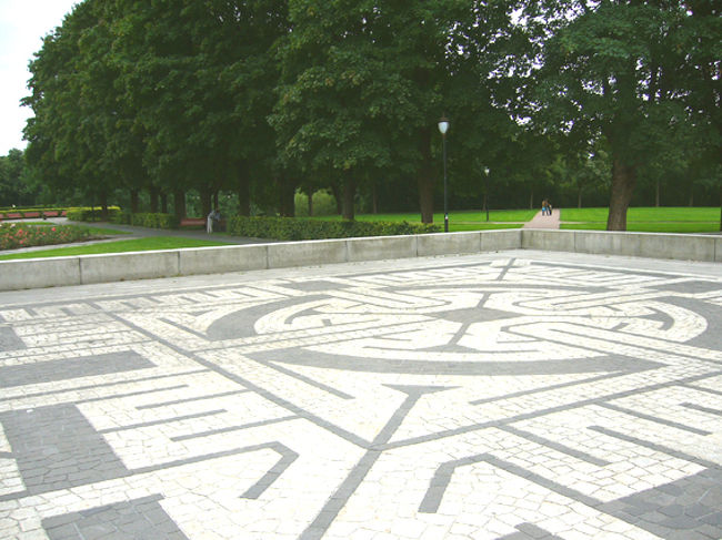噴水の周りのタイルは迷路のよう・・人生を現しているんだって。