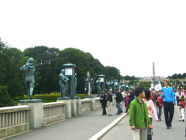 橋の上にもいろんな彫刻が並んでいた。