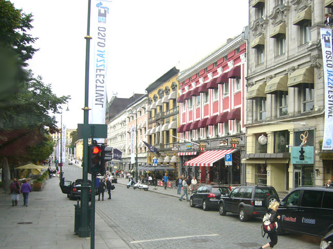 市内を回って車窓から市内見物。<br />駅から王宮へ続くカール・ヨハンス通りは目抜き通り。日曜日だというのにあまり人が居なかった。<br />突き当たりにちらっと王宮が見えた。