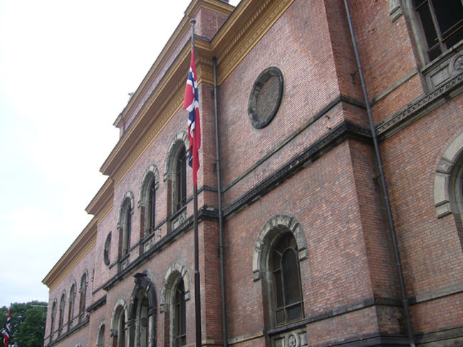 国立美術館<br />有名なムンクの「叫び」を見た。人間の持つ内面の不安や恐れ、孤独感が描かれていて、印刷物とかで見るのと微妙に色合いが違う気がした。<br />ムンクの違うタッチの作品もいっぱいあった。<br /><br />割と時間が貰えたので、好きなフランスの印象派の作品も少し見られたし、ノルウェーの風景を描いた作品（どれも暗い印象）にもいいなあと思うものがあった。