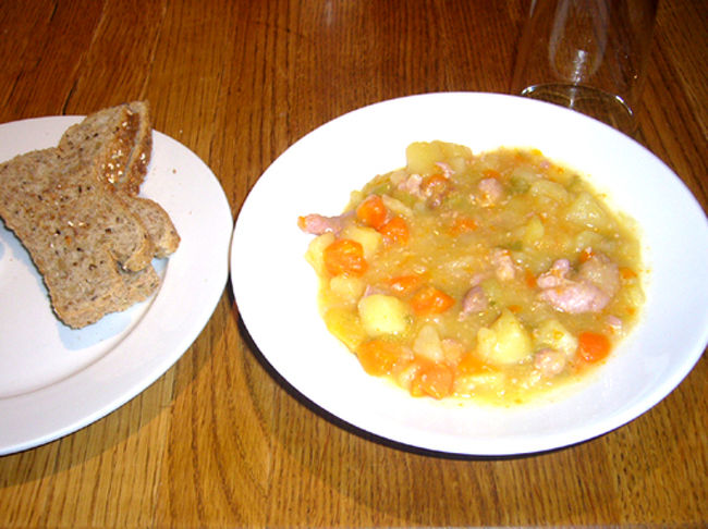 昼食はパンとジャガイモ、にんじん、鶏肉を煮込んだシチュー。かなり塩味が濃かった。ノルウェーの食事はいつもこのようにシンプルで、寒い地方のため味も濃いのだそうだ。<br />