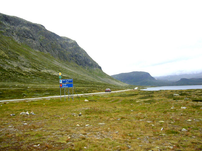 バスに乗っていても寒くなってきたのが分る頃になると、丈の長い植物は全然生えていない山と湖と道の不思議な景色。<br />北の方へ来たのを実感。少し雨も降ってきた・・。<br />