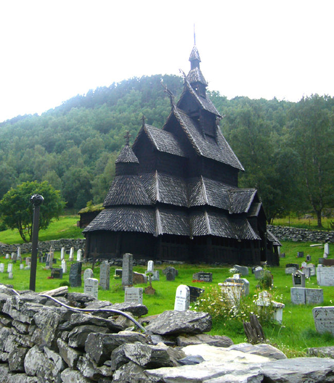ホテルのあるラルダールが近くなったあたりの小さな町で古い教会ースターブ教会（丸太教会）を見た。