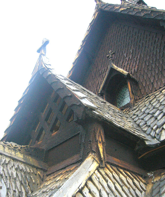 ヴァイキングの船と同じように木々がしっかり組んであった。特に屋根は一枚一枚の木を鱗のように並べてあり感心。<br />