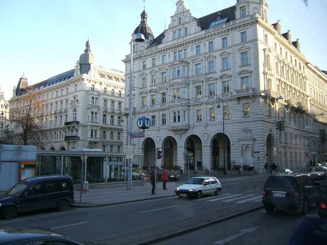 国会議事堂を通過してさらに散策。<br />ヨーロッパの街並みを歩くのは大好きです。<br />どこを撮っても絵になりますよね。