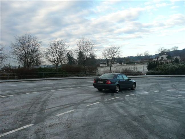 バスを降りると特に看板もありません。<br />ガイドブックには、バスを降りたら着た道を少し戻る、とだけ書いてあります。<br />周りに人もいなく適当に歩きましたが、全然わからず困ってると、ベンツに乗ったおばさんが突然話しかけてきて、グリーグの家まで乗っけてくれました。知らない人の車に乗るのはちょっと怖かったけど、とても親切で助かりました！