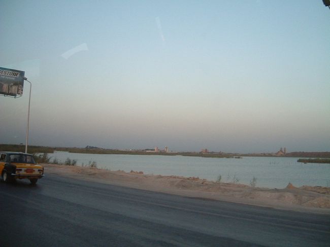 砂漠が連なる。<br /><br />寝ているヒマなくじっと風景を食い入るように見入る私。