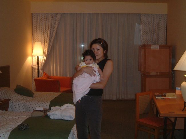 お部屋で友人のハーフの子供とツーショット。<br />かわいくてもうでれでれな私。<br /><br />エジプト人と日本人のハーフの子は絶対かわいいです。