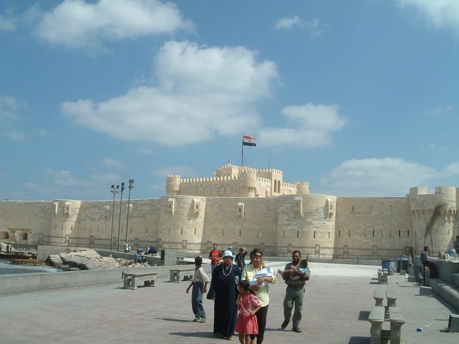 エジプトのガイドブックを持ってないので、何がなんだかさっぱりわかりません。<br /><br />確かカタボンベ。<br /><br />海がものすごくキレイでした！