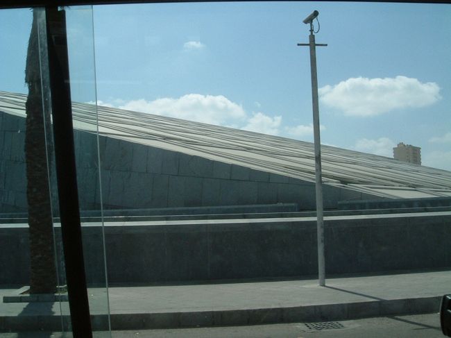 なんの建物だったかさっぱり思い浮かばず。<br /><br />すいません。