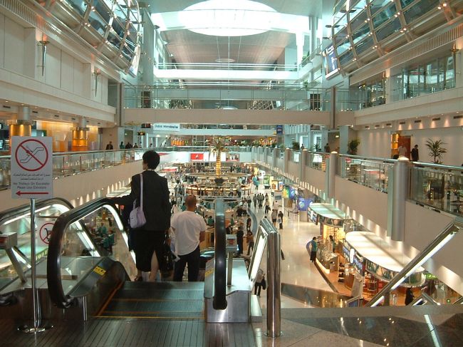 帰りはカイロからドバイ→ソウル経由の格安航空券でひとりで帰国の途へ。<br /><br />カイロ空港から座席に着いたら、入り口から職場の先輩がっ！！！<br />どーして？？？？<br />バックパッカー姿で私の隣の隣に着席。<br /><br />心臓止まりかけたよ・・・。<br />ありえないし！！<br /><br />画像はドバイの空港です。<br />ものすごく豪華で圧倒されましたよ。