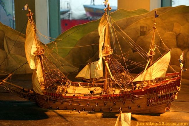 ヴァーサ号博物館<br />1628年8月10日、多数の軍艦がストックホルム港を出航した。それら軍艦の中で最大の船が、新しく造船され、統治王朝にちなんで命名されたヴァーサ号だった。この厳粛な行事を念し、 ヴァーサ号の両側に並ぶ砲門から突き出した大砲が礼砲を発射した。<br />力強い軍艦がその進行方向をゆっくりと港の出口に向けると、突然、突風が巻き起こった。ヴーサ号は倒れかかったが、体勢を持ち直した。しかし、新たな突風が吹くと船体が横になぎされ人々を道連れに海底に沈んだ。この後、ヴァーサ号が再び日のを見るまでに333年の年月がかかることになる。　ヴァーサ号はスウェーデン王グスタフIIアドルフの指揮の元建造された。造船には2年を要した。ヴァーサ号には3つのマストがあり、10本の帆を運搬できた。マスト頂上から竜骨までは52メートル船首から船首までが69メートル、そして重さは1200トンにも上った。<br />数年に及ぶ準備の末、ヴァーサ号は1961年4月24日にその姿を海面にあらわした。