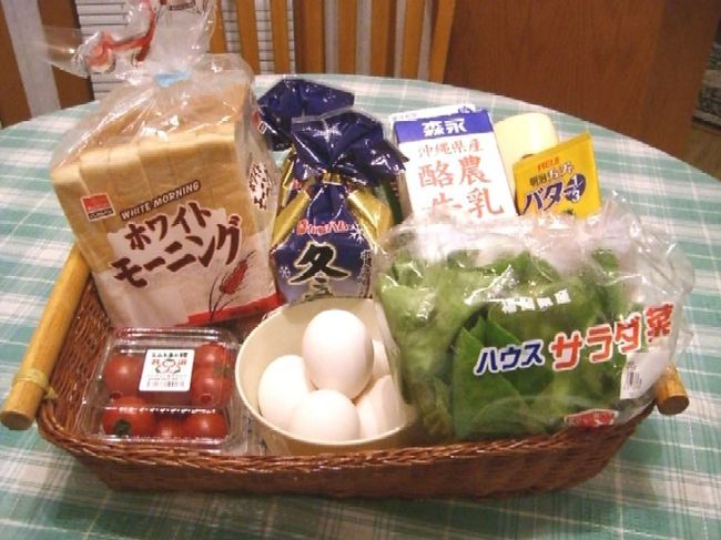 高速を通り、これから３泊する<br />「コテージ　パラディーゾ」に到着。<br /><br />広くてかわいいお部屋に感動していると、<br />ここのオーナーから<br />沖縄そばと煮物の差し入れをいただいた。<br /><br />この沖縄そば、買ってきたのよりも<br />ずっとずっとおいしかった。<br />大根の煮物も、<br />いつも食べているのと<br />ちょっと変わった味付けでとてもおいしい。<br />長男が気に入って、<br />ほとんど一人で大根をバクバク食べていた。<br /><br />そして朝食セットのサービスも届いた。<br />