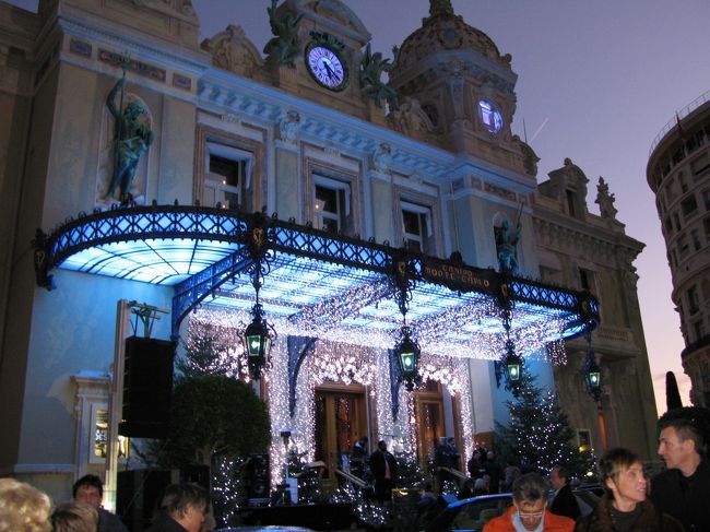 カジノです。<br /><br />入場料とパスポートが要るとガイド本には<br />書いてありましたが、スロットマシンで遊ぶ<br />だけなら要りませんでした。<br /><br />最初にユーロ紙幣を入れて、最後にクーポンを<br />印刷して換金する仕組みです。<br /><br />私はトントン、嫁さんは８０ユーロぐらい<br />勝ってました(^^;;<br />モナコの想い出にいかが？