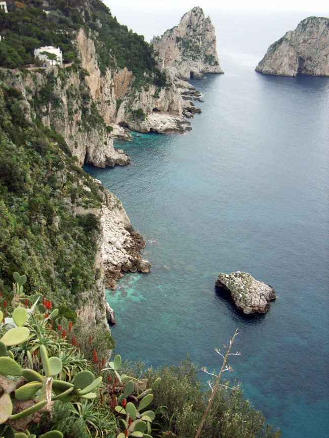 オフシーズンでも、曇っていてもカプリ島の海の色は美しい。アウグスト公園から。