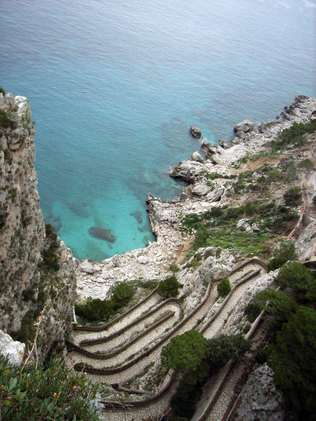 アウグスト公園から見下ろしたくねくね道路。
