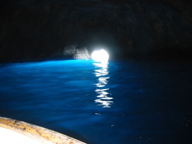 「青の洞窟」。冬季は入れない可能性が高いと聞いていましたが、まったく問題なく入れました。素晴らしいブルーの世界が広がっていましたが、大声でカンツォーネを歌い、「もう１周まわる？」と笑顔で誘う割に、外へ出たら「３回も回ったんだからもっとチップくれ」みたいな船頭のお兄ちゃんにうんざり。思いっきり笑顔でうなづきながら、もちろん最初に言われた額のチップ（入場料ひとり８．５ユーロに加え、チップが２人で１０ユーロ）しか払いませんでした。