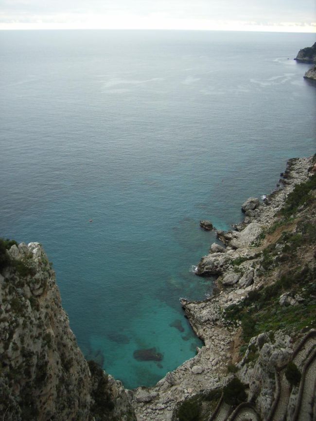 風景はこーんなに美しいのに、最初に乗ったタクシーのおっちゃんにはぼったくられそうになるし、「青の洞窟」のお兄ちゃんもそんなんだし、お店やホテルはほとんど休みだし･･･あんまり印象の良くないカプリ島でした。