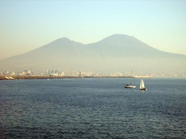 ナポリから見えるヴェスヴィオ火山