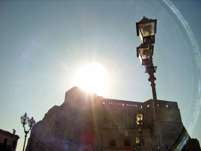 サンタ・ルチア港の埠頭に建てられた卵城。「ナポリを見て死ね」という言葉は、この城から見たナポリの風景とか。