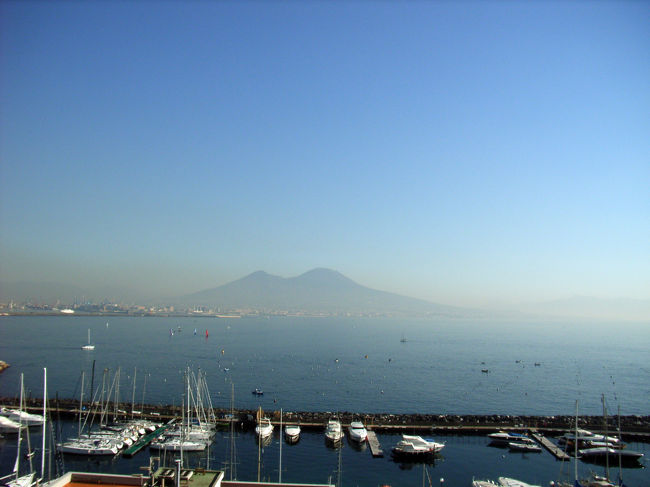 卵城から見たサンタルチア港とヴェスヴィオ火山