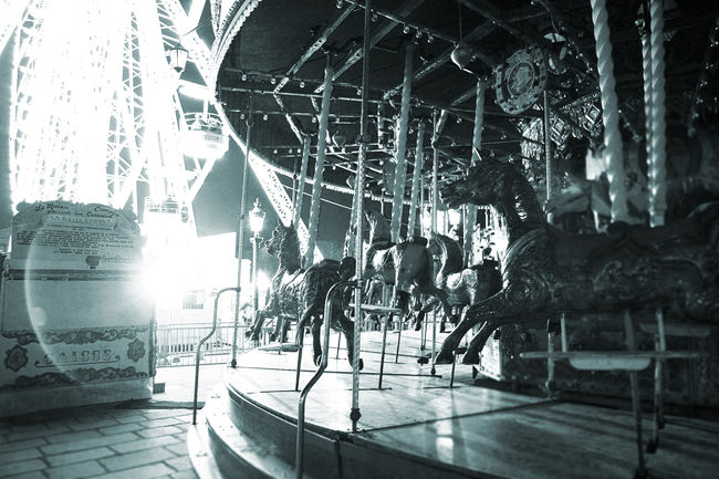 夜に佇むメリーゴーラウンド。