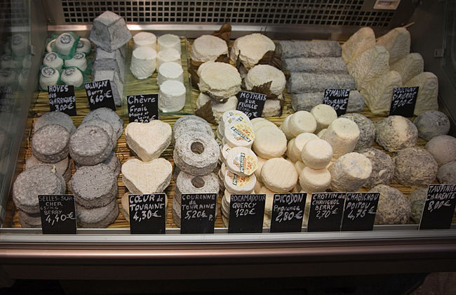 東駅と北駅の中間ぐらいにある市場で。ハート型のチーズ。