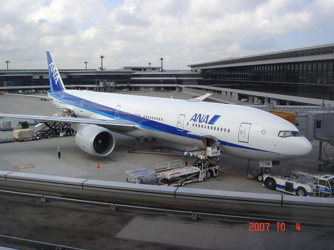 　51番スポットで待機するB777-300ER（トリプルセブン）JA736A。NH010便。