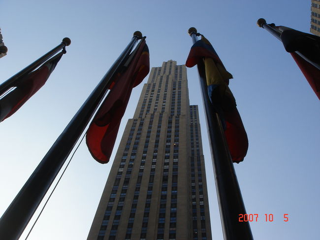 　ロックフェラー・センター（GEビル）。70階建て。<br />　最上階にある展望台は1933年にオープン。1985年に閉鎖されたが、2005年11月、展望台「トップ・オブ・ザ・ロック」が再びオープン。