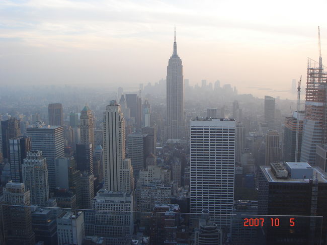 　トップ・オブ・ザ・ロックから南の眺め。中央にエンパイア・ステートビル。