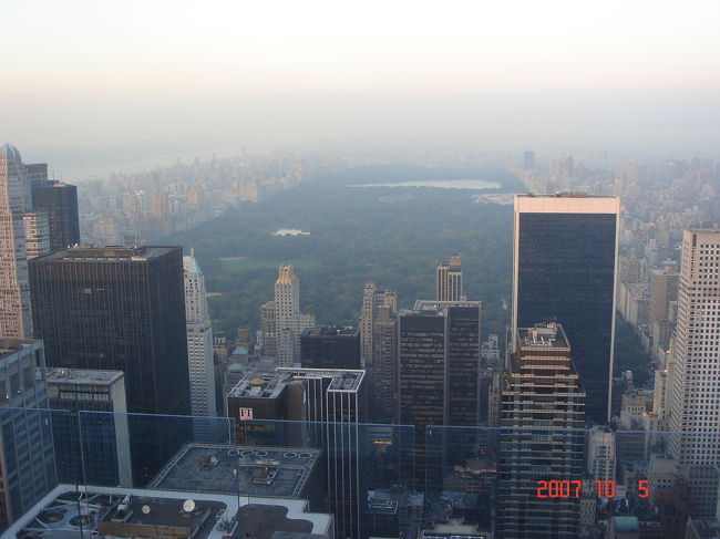 　トップ・オブ・ザ・ロックから北の眺め。中央にセントラル・パーク。左にハドソン川、右にイースト・リバー。