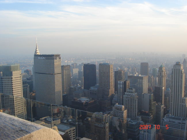 　トップ・オブ・ザ・ロックから南東の眺め。イースト・リバーに架かる橋はウィリアムズバーグ・ブリッジ。