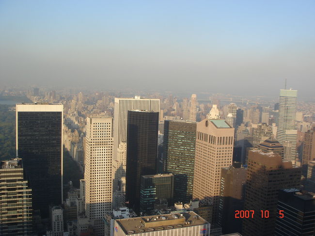 　トップ・オブ・ザ・ロックから北東の眺め。イーストリバー。セントラル・パークは左手にある。